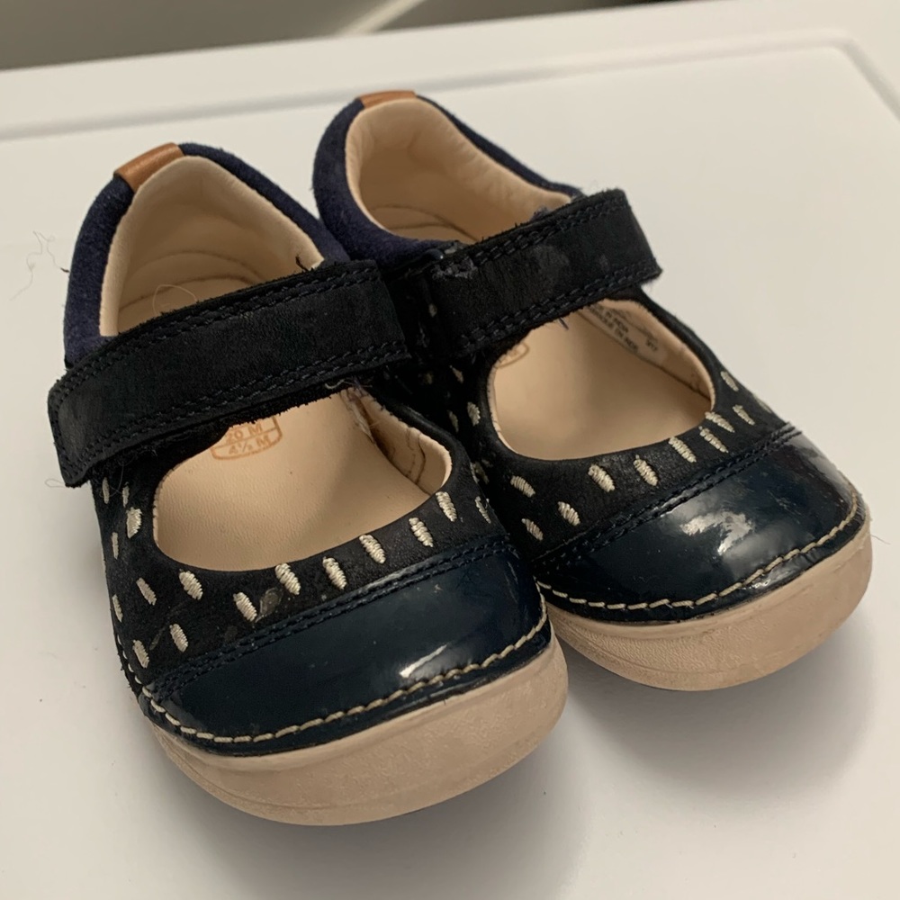 Super adorable Clarks “Softy Lou” Mary Janes. Navy Blue. Toddler size 4 EUC!